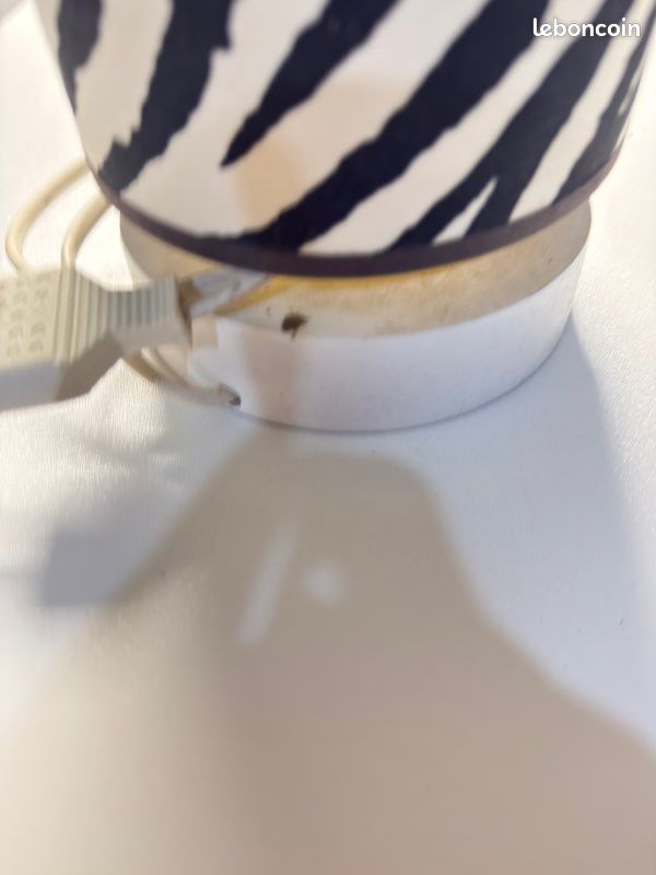 Lampe à poser cylindrique – abat-jour imprimé zèbre noir et blanc, intérieur jaune (image 3)