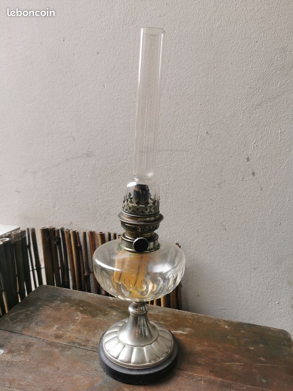 Lampe à Pétrole Ancienne En Laiton Moulé – Vintage, Décorative – Fonctionnelle