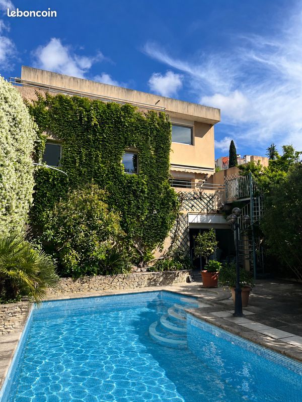 Maison 10 pièces 320 m² · à Nîmes · 320 m² · 598 000 €