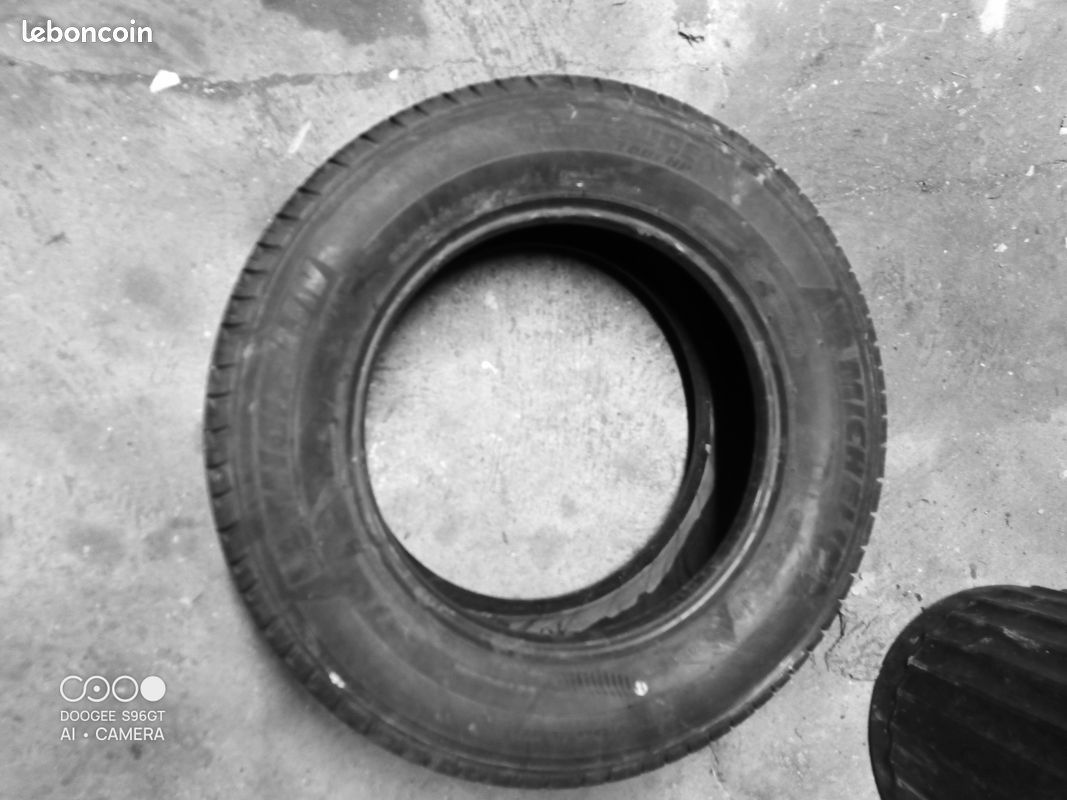 Pneu Michelin 215/65 r 16 (image 1)