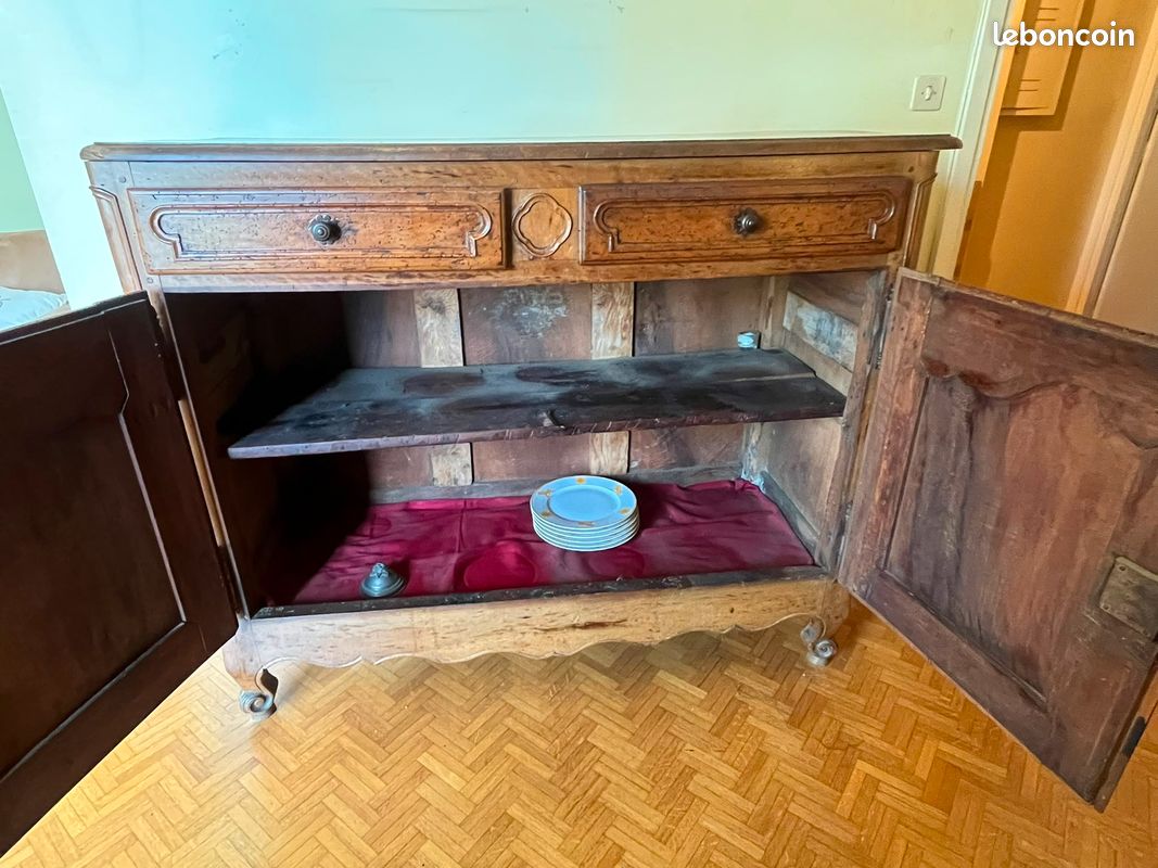 Buffet bas ancien en bois massif (Style Louis XV) (image 2)