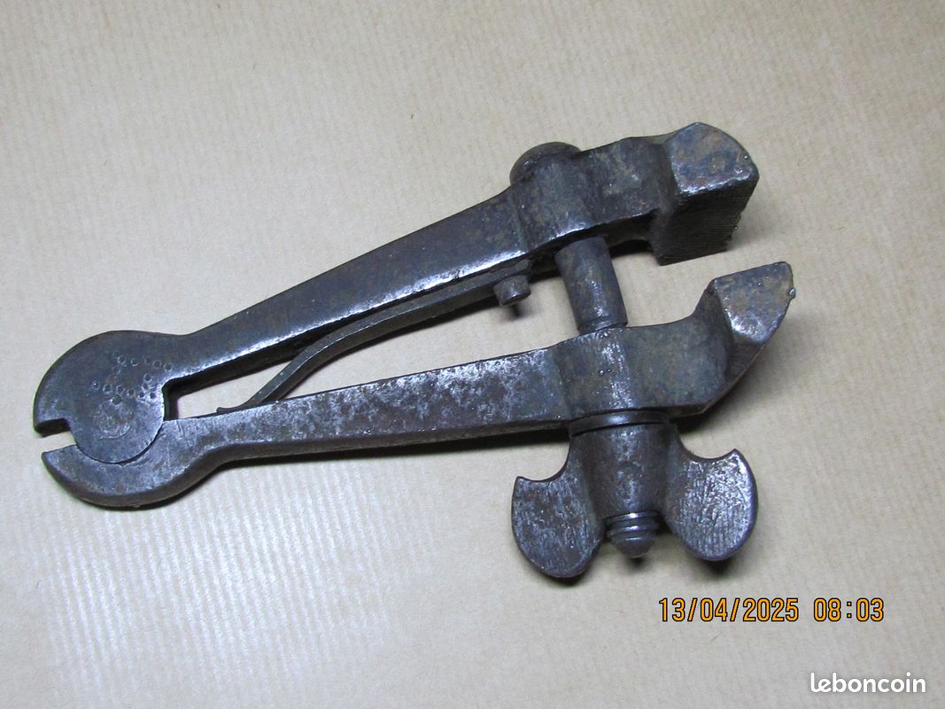 Pince à Hackle Rotative Pro Tyer Black - JMC - La Fine Mouche