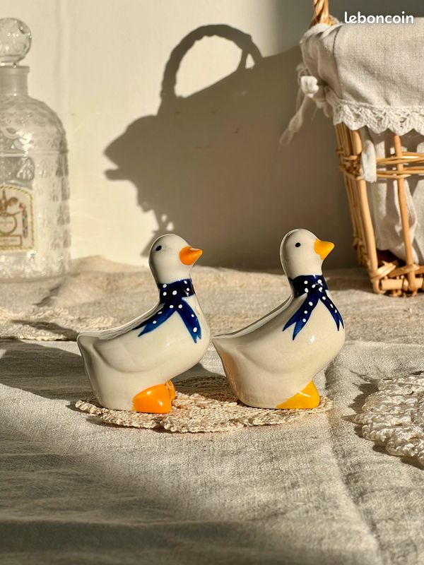 Salière Et Poivrière Vintage Années 70 - Forme Chou En Barbotine, Décoration Rétro