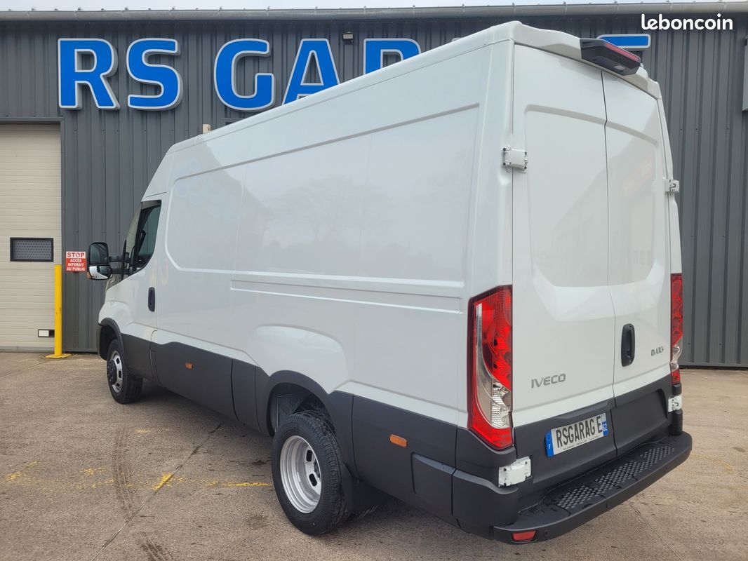 IVECO DAILY MY24 35C18 HA8 V12 FOURGON PACK COMFORT 03 PLACES comme NEUF avec MOTEUR 3 LITRES + SUSPENSION RENFORCÉE 07 LAMES + CAMÉRA et RADARS + PORTES ARRIERE 270 DEGRÉS ( Prix de Vente 46 990 HT ) (image 2)