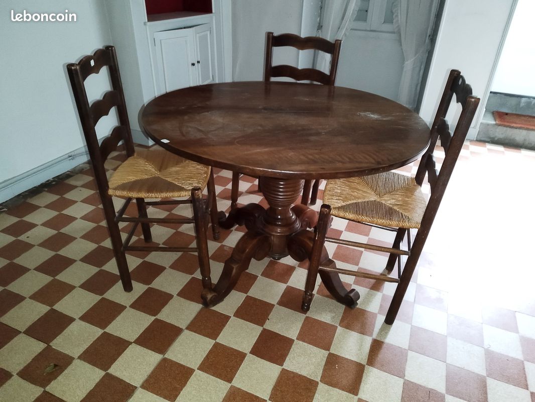 Table ronde avec 4 chaises (image 1)