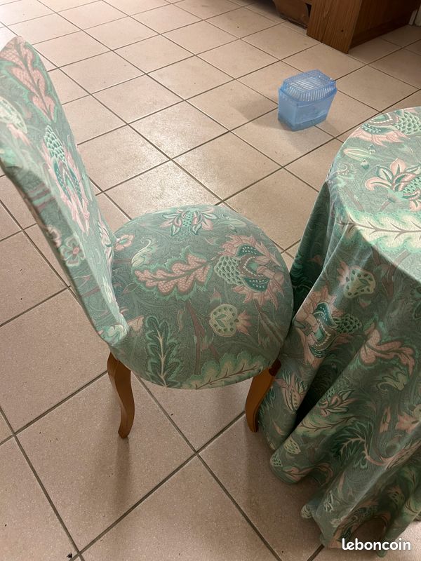 Ensemble table nappée et chaise assorties : Guéridon recouvert d’une nappe ronde et Chaise couverte du même tissus (image 6)