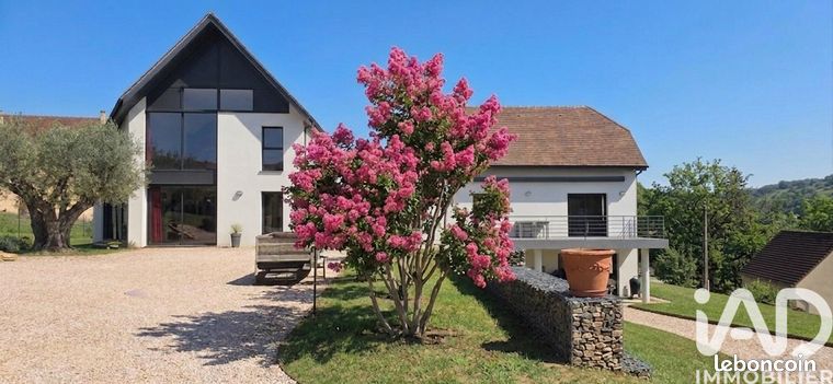 Maison 6 pièces 243 m²