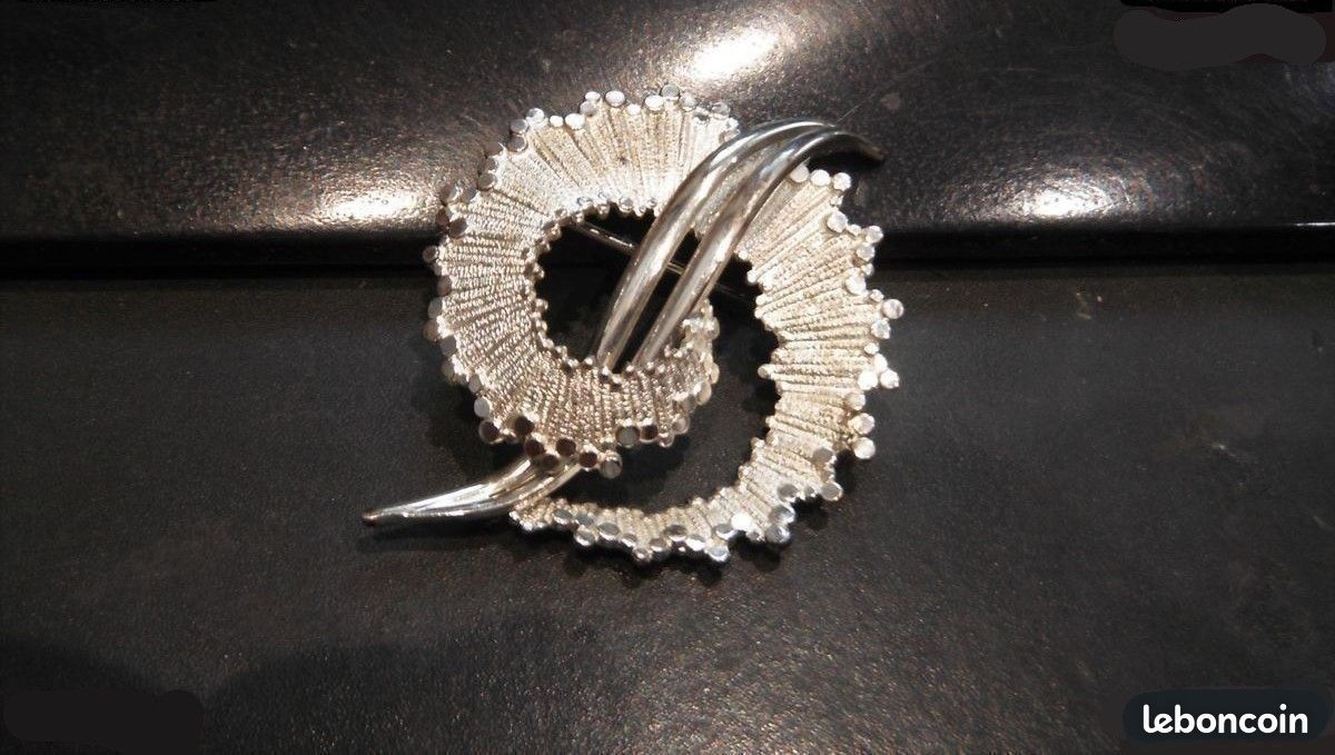 Broche Fantaisie Vintage Métal Argenté – Occasion Avec Son Charme D'antan