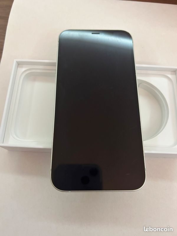 IPhone 12 très bon état (image 4)