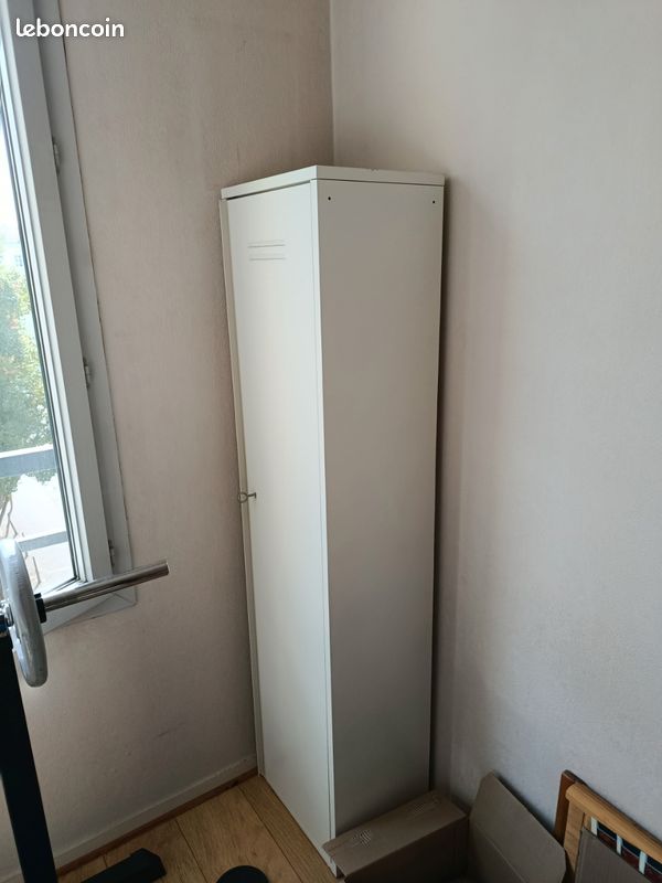 Armoire métallique blanche avec clé (image 1)