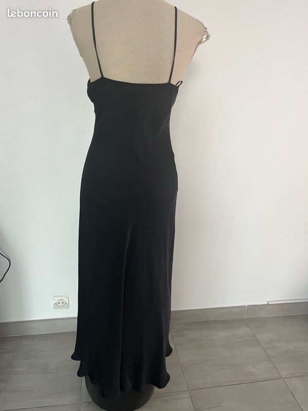 Robe longue à fines bretelles fente satin noir Marque Zara Vêtements