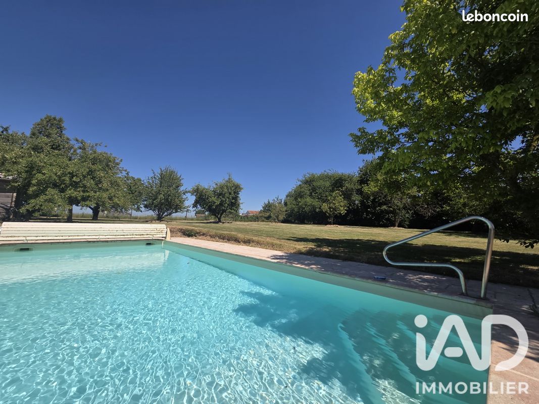 Maison 8 pièces 235 m² · à Dangers · 235 m² · 330 000 €