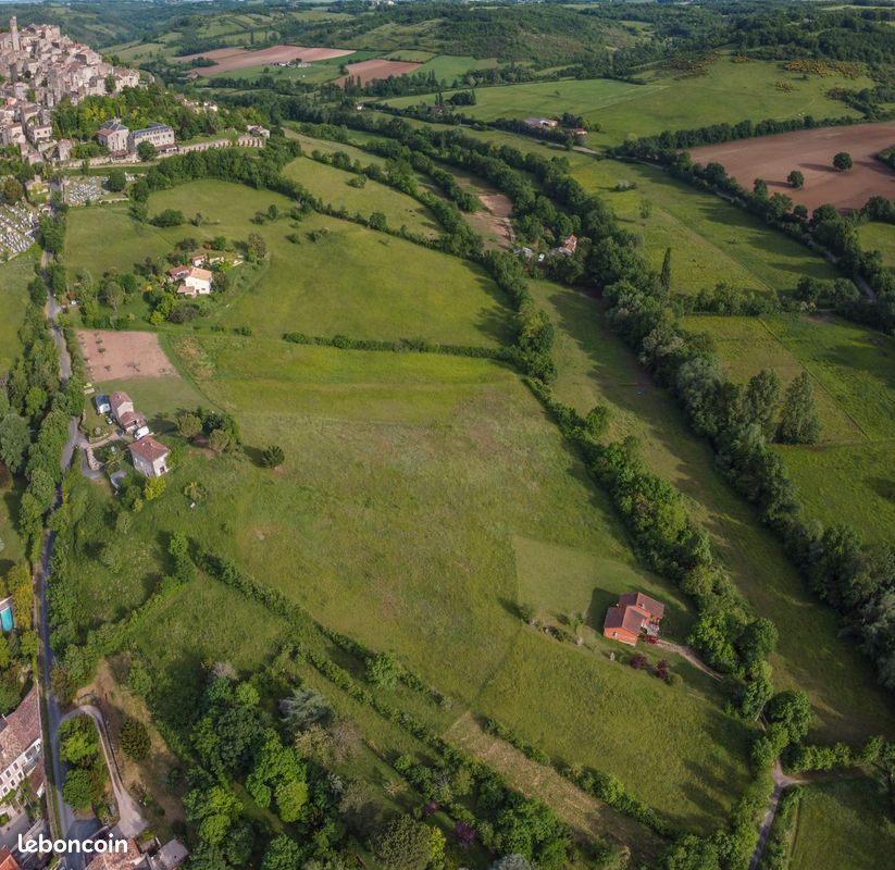Terrain constructible viabilisé 2460 m2 · à Les Cabannes · 70 000 €