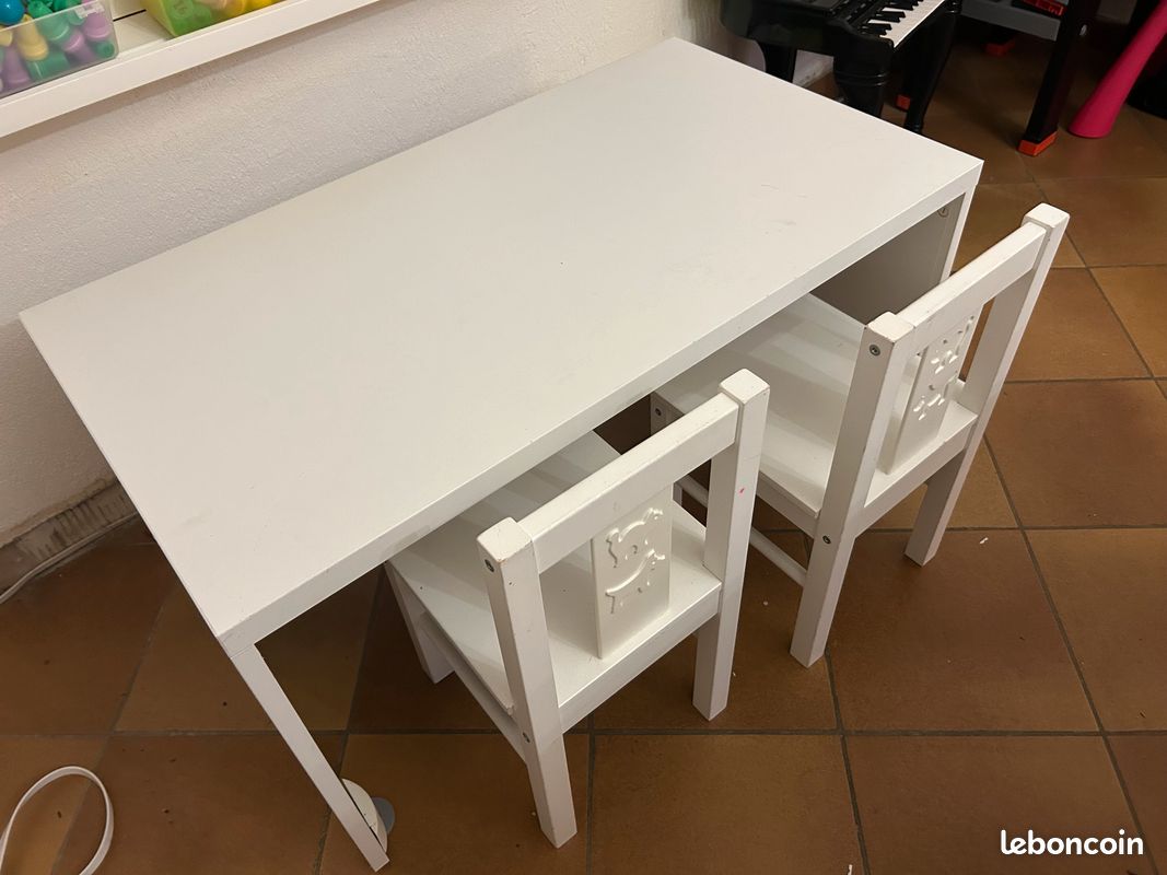 Petit bureau d’enfant et chaises (image 2)