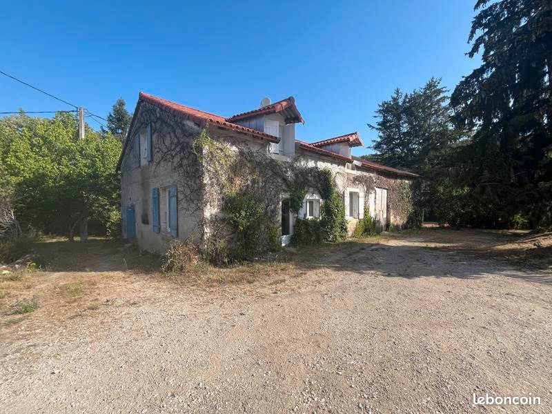 Maison 6 pièces 157 m² · à Saint-Martial-de-Valette · 157 m² · 161 250 €