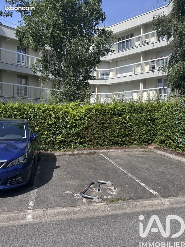 Parking 12 m² · à Le Mesnil-Saint-Denis · 12 m² · 13 900 €