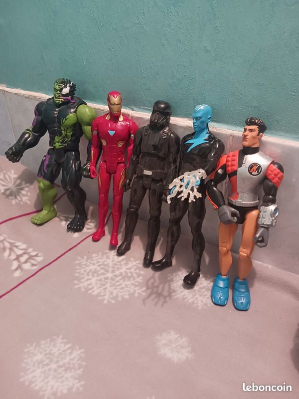 Lot 5 figurines (image 2)