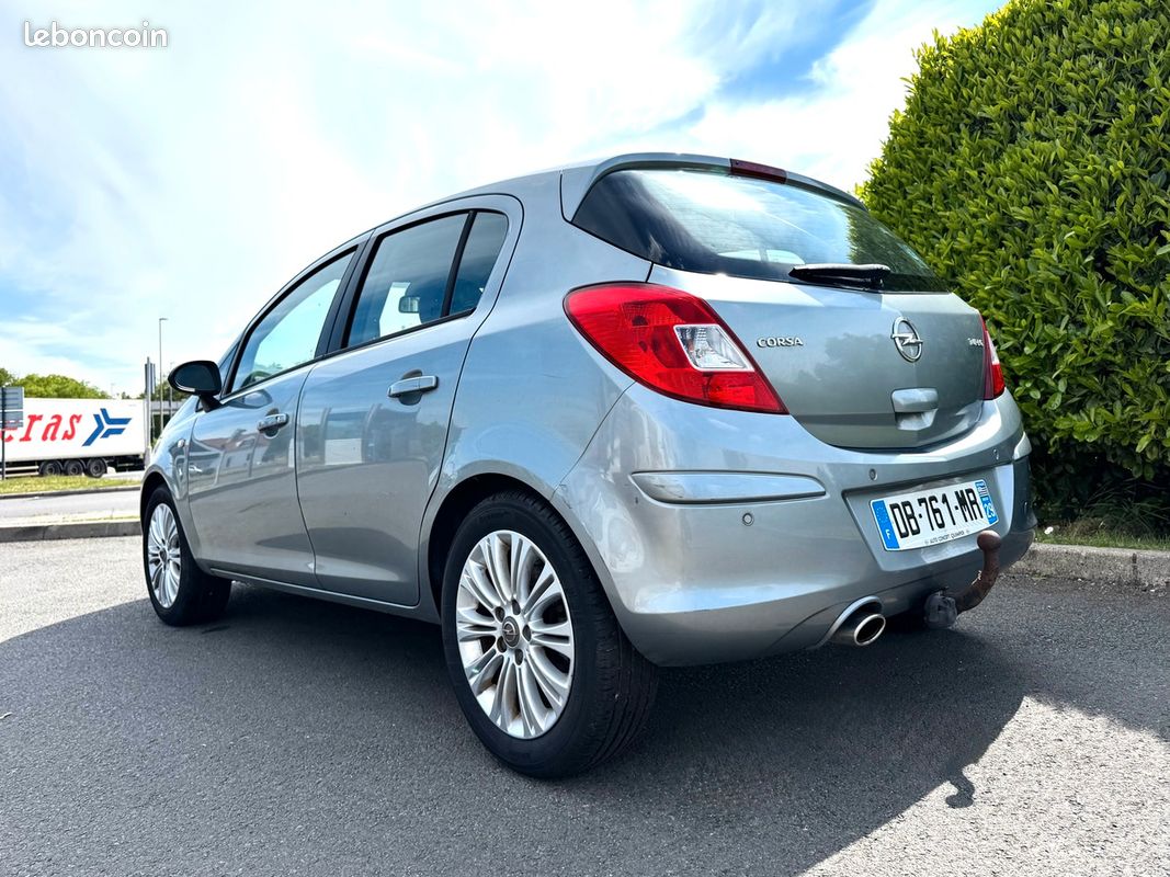 Opel Corsa PHASE 2 1.4 essence Ecoflex 100 chs (image 3)