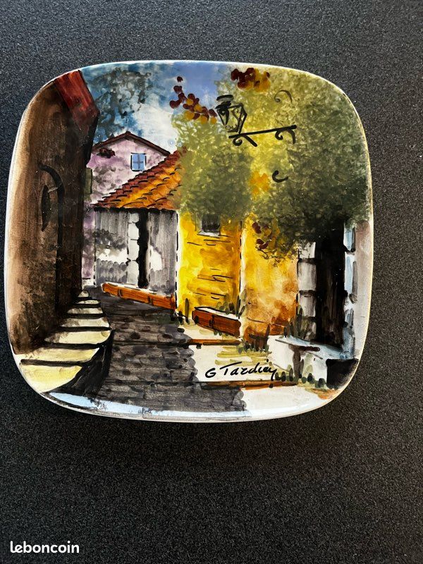 Assiette Carrée en Faïence – Décor Village – Signée G. Tardieu (image 1)