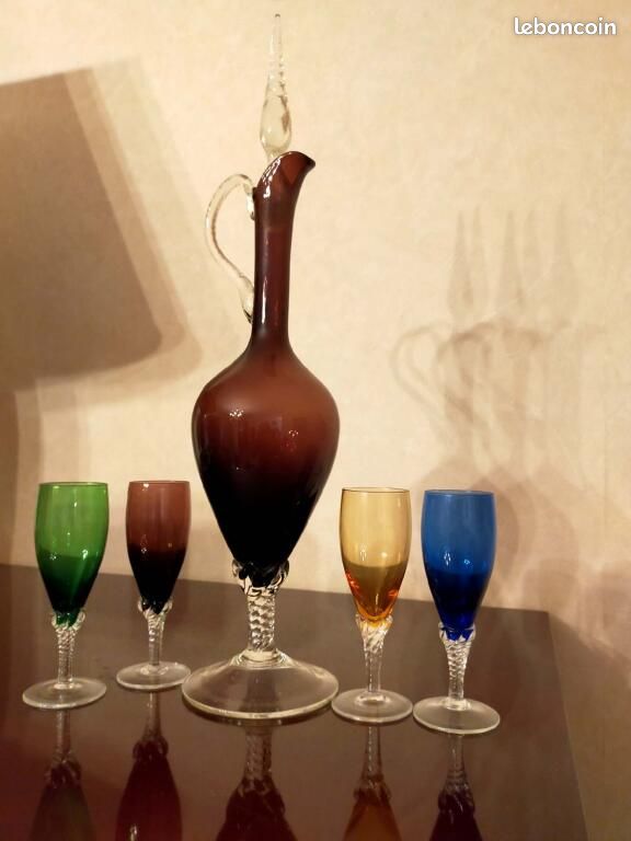 Carafe en verre de Murano avec bouchon + 4 verres colorés – années 60 (image 1)