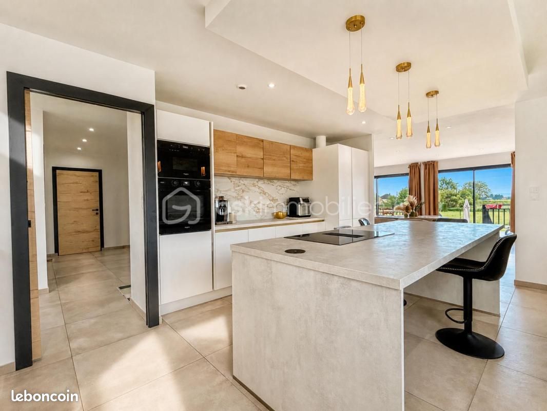 Maison 5 pièces 240 m² · à Bussy-lès-Daours · 240 m² · 699 000 €