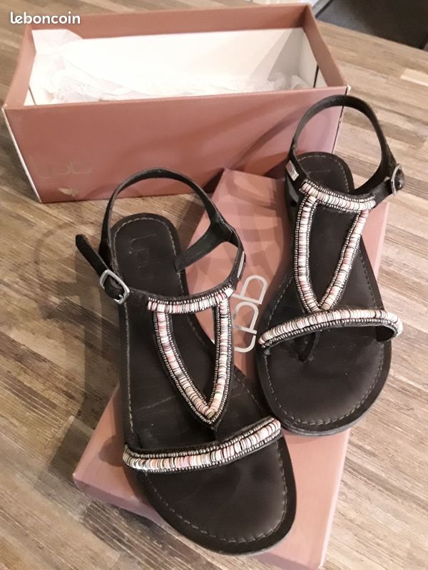 Sandales noires en cuir pointure 40 marque Les Petites Bombes en