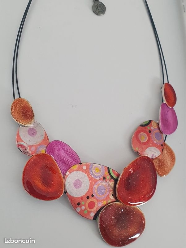 Collier Fantaisie Spirale Bordeaux De Chez Ikita - Neuf Avec étiquettes, Bijou Original
