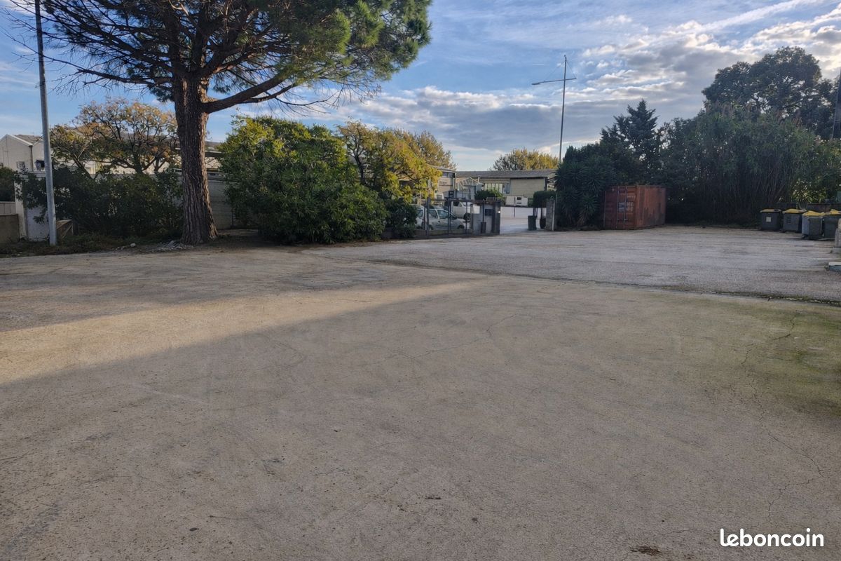 Local 235 m² Hyères (image 2)