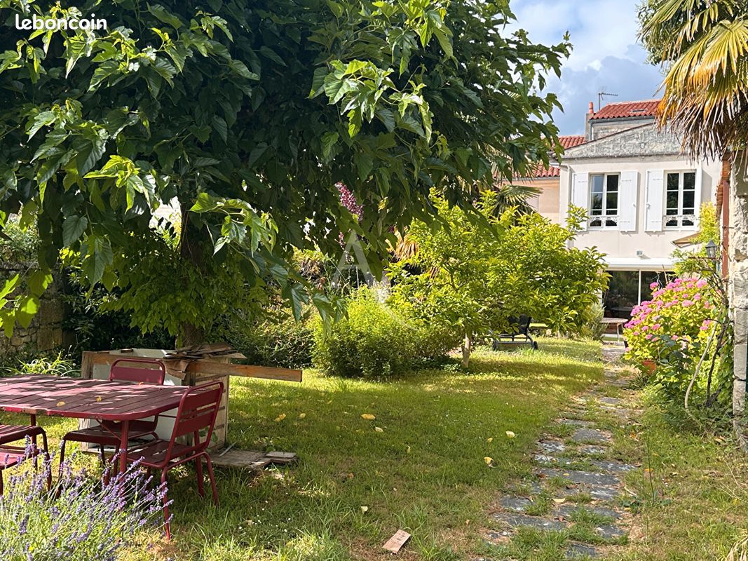 Maison 6 pièces 180 m² · à Saintes · 180 m² · 353 400 €