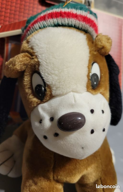 Chien peluche avec son bonnet (image 6)