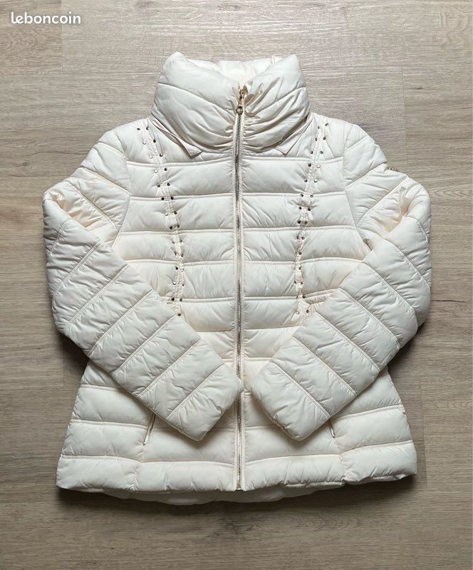 Doudoune blanche matelassée Guess avec capuche amovible Vêtements