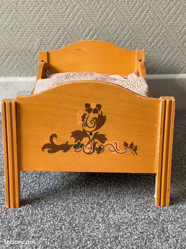 Petit lit de poupée en bois vintage (image 2)