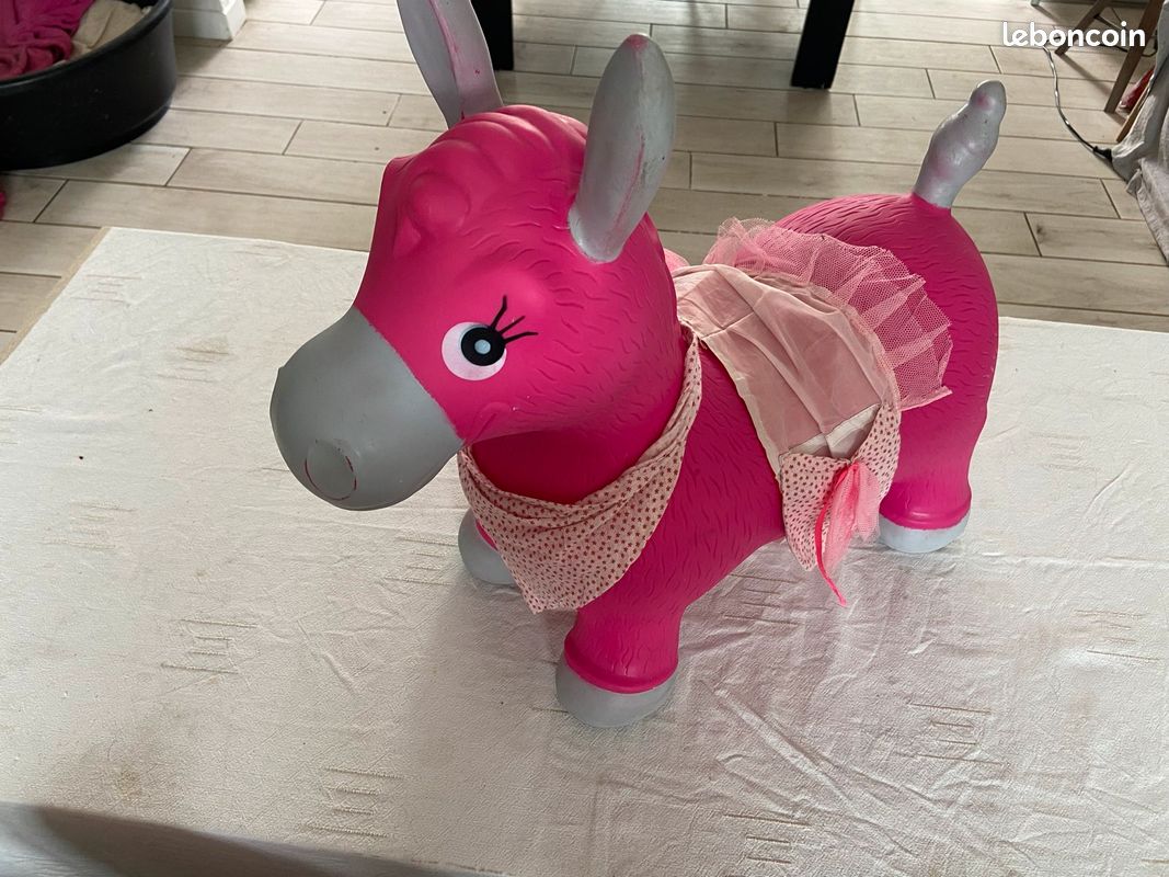 Cheval rose gonfler à sauter (image 1)