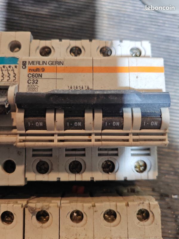 Disjoncteur 380v 32a et 25a (image 3)