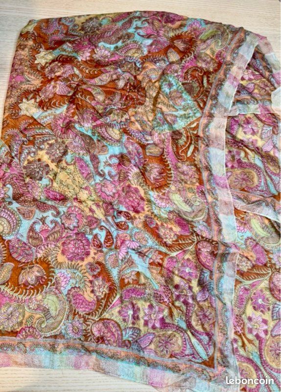 Foulard 100% Soie Les Troïkas Romantiques - Imprimé Cavaliers - Occasion Parfait état