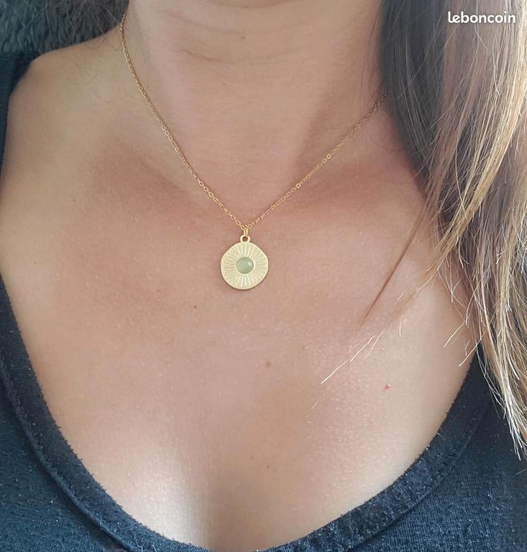 Collier acier inoxydable médaille or vert clair (image 3)