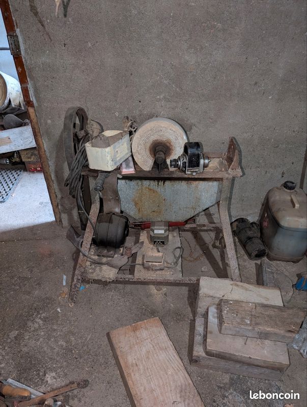 Ancienne meule à eau motorisée – affûtage outils (image 1)