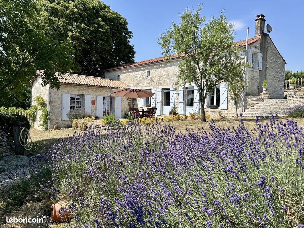 Maison 8 pièces 201 m² · à Longré · 201 m² · 250 000 €