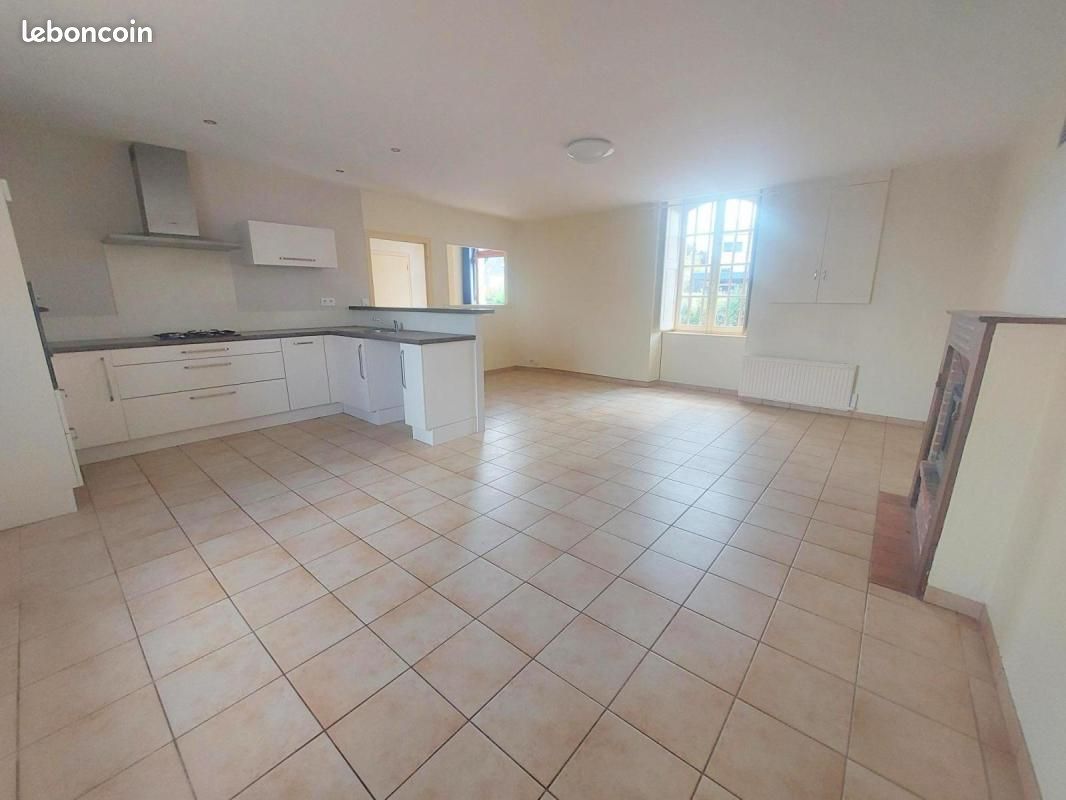 Maison 8 pièces 143 m² · à Crevin · 143 m² · 990 €/mois
