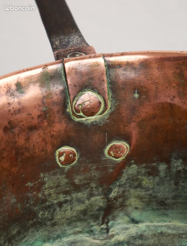 Chaudron ancien en cuivre martelé sur trépied en fer forgé (image 7)