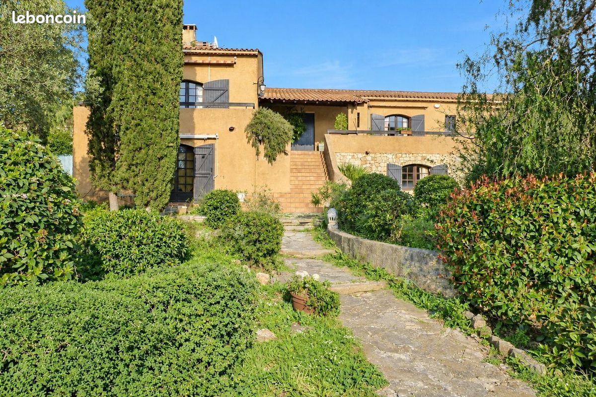 Maison 8 pièces 222 m² · à Bandol · 222 m² · 1 040 000 €