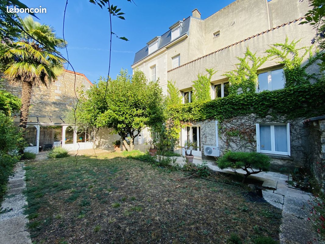 Maison 10 pièces 253 m² (image 1)