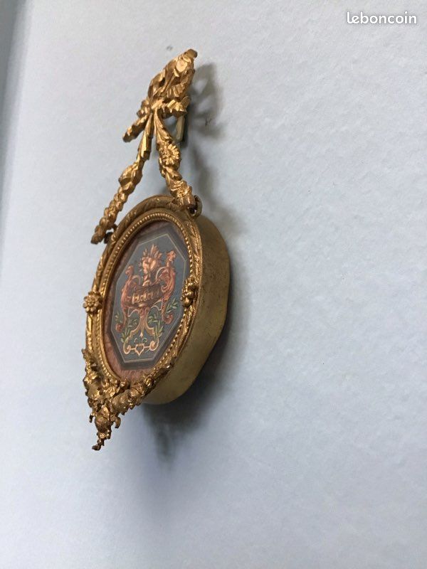 Pendentif Ancien Très Décoré Style Louis XVI - En Fer Et Or, Bijou Vintage Occasion
