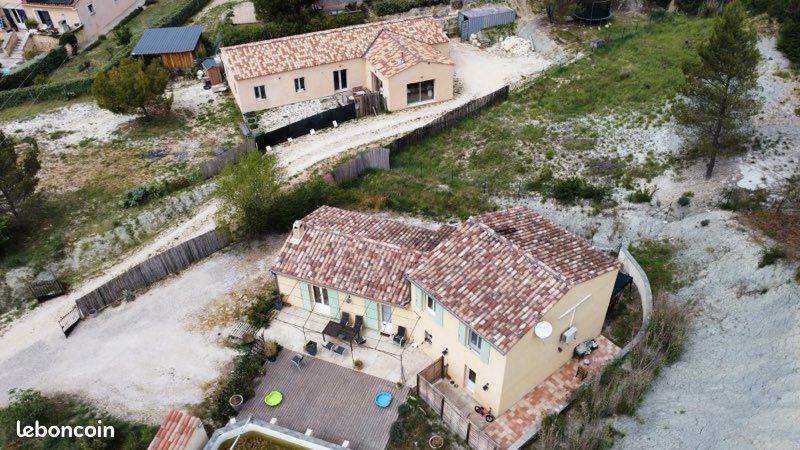 Maison 10 pièces 284 m² · à Saint-Saturnin-lès-Apt · 284 m² · 700 000 €