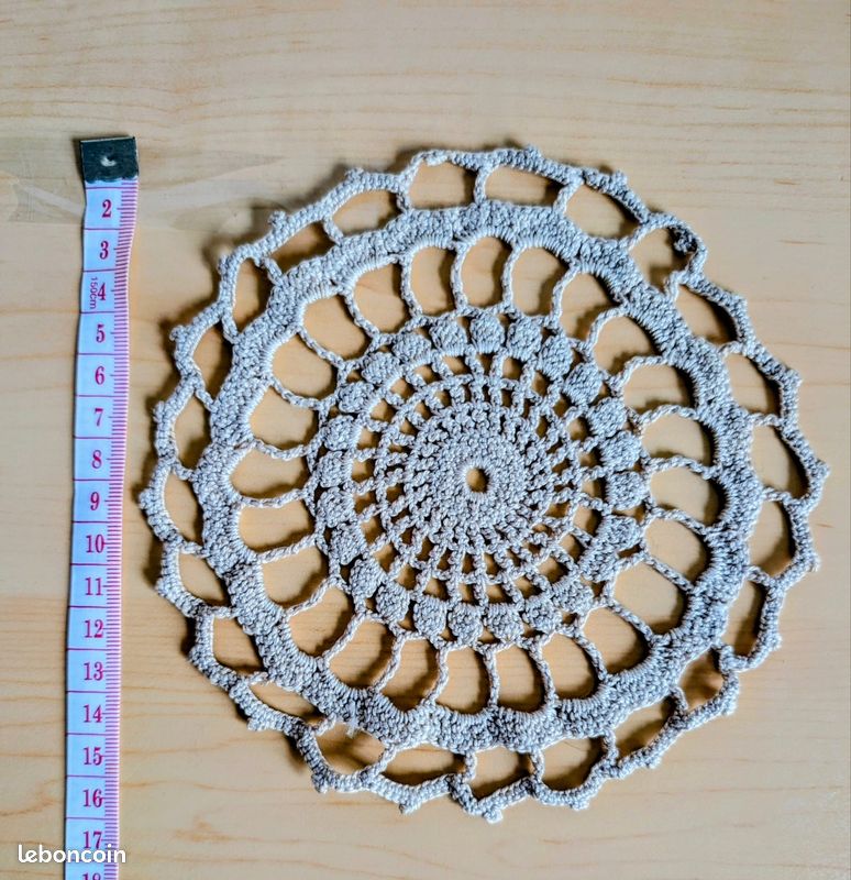 Lot napperons au crochet+ 1 bonnet bébé (image 2)