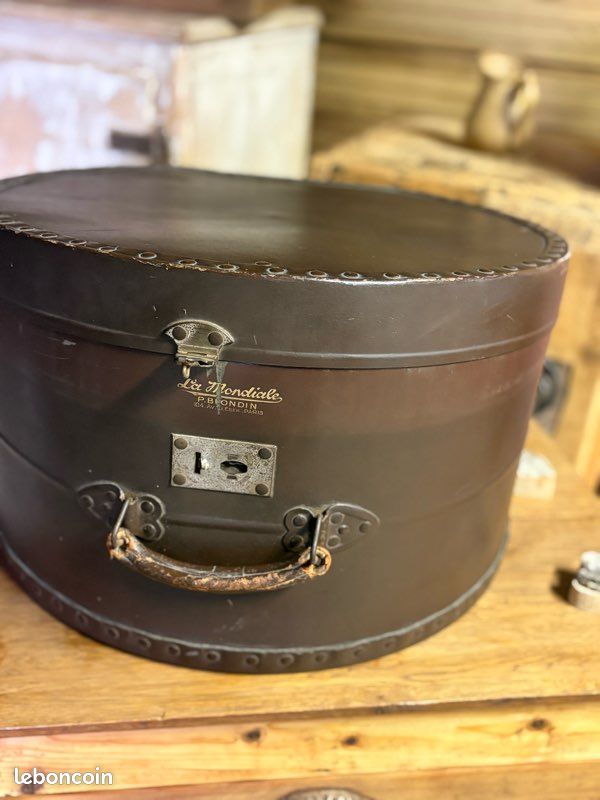 la Mondiale - ancienne boite a chapeau pour dame en carton