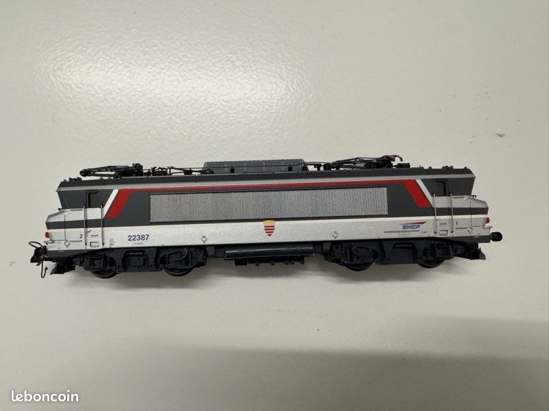 LOCOMOTIVE ELECTRIQUE BB 25233 SNCF PAR ROCO 70560