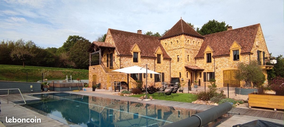 Maison 9 pièces 450 m² · à Lalinde · 450 m² · 894 000 €