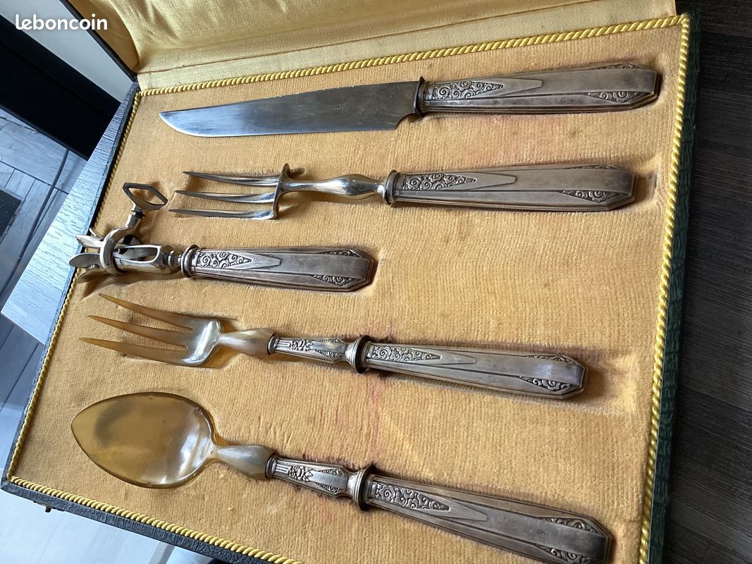 Coffret contenant un service à découper et un couvert à salade, le