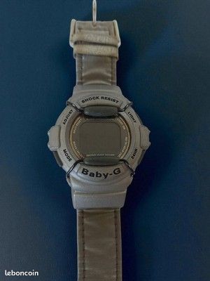 Montre casio vintage argentée, cadran blanc aiguilles et digitale